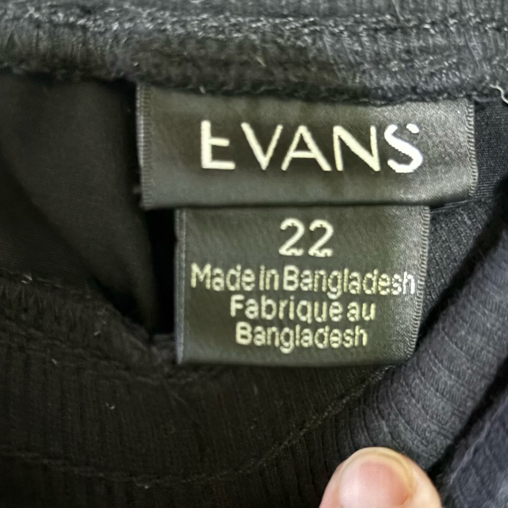 Evans from Avenue Black Cargo Capris - Picture 2 of 3